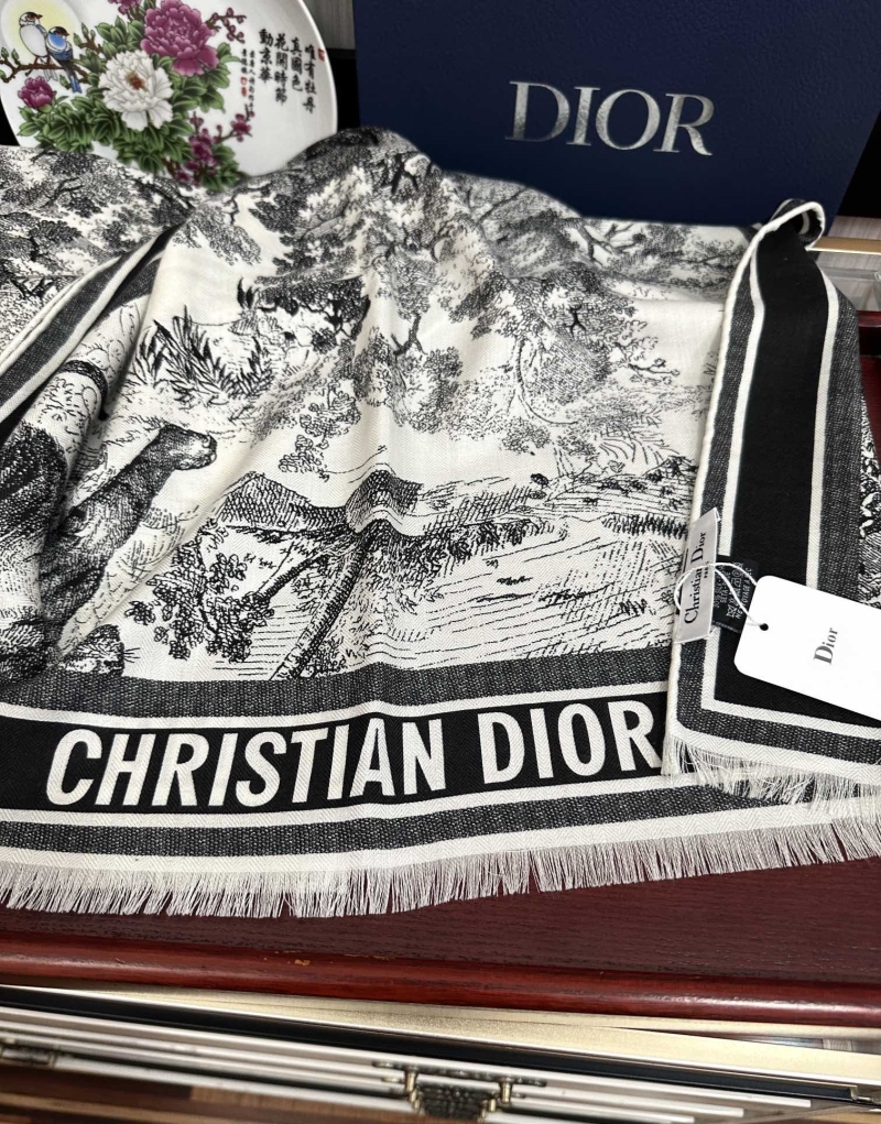 CHRISTIAN DIOR